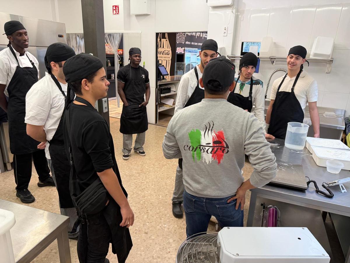 Alumnes de la formació amb el pizzer de Corsaro.