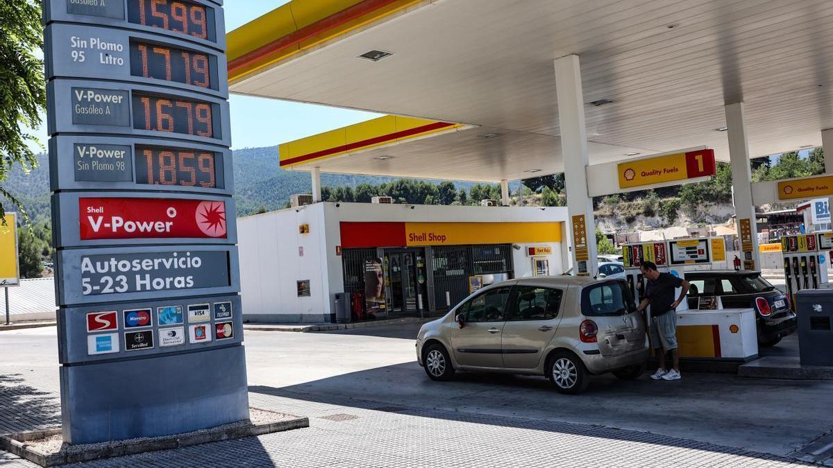 Panel de precios de una estación de servicio de Alcoy.