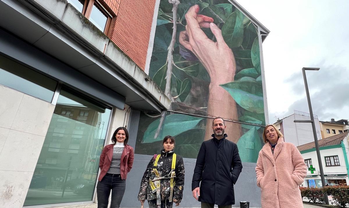 Responsables municipales con la autora de "La mano", en Lugones.