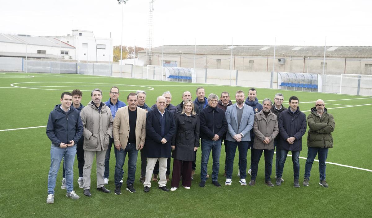 Foto de familia de la visita al campo.