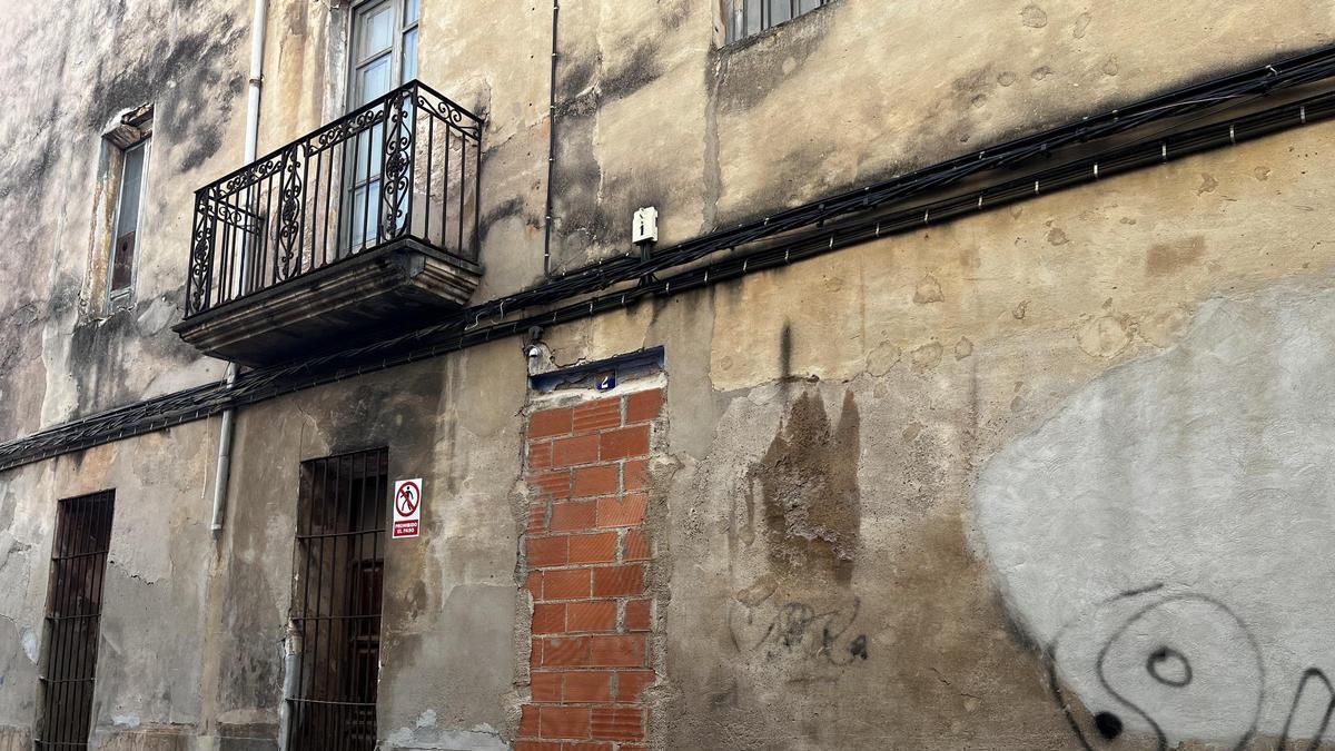 Imagen de una de las casas deshabitadas en la Vila de Nules que ha sido tabicada para evitar la okupación.