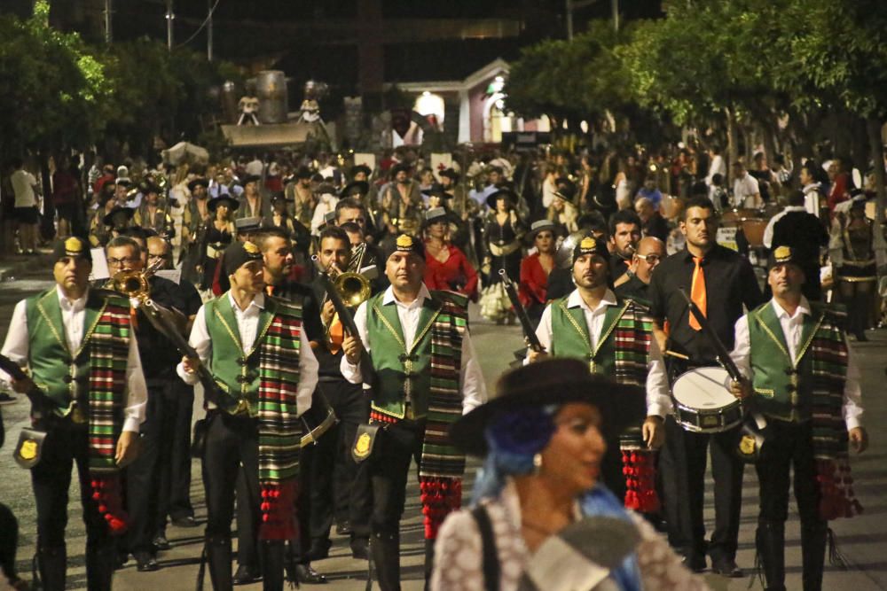 Las cuatro comparsas del bando de la cruz protagonizan un espectacular desfile por las calles del municipio