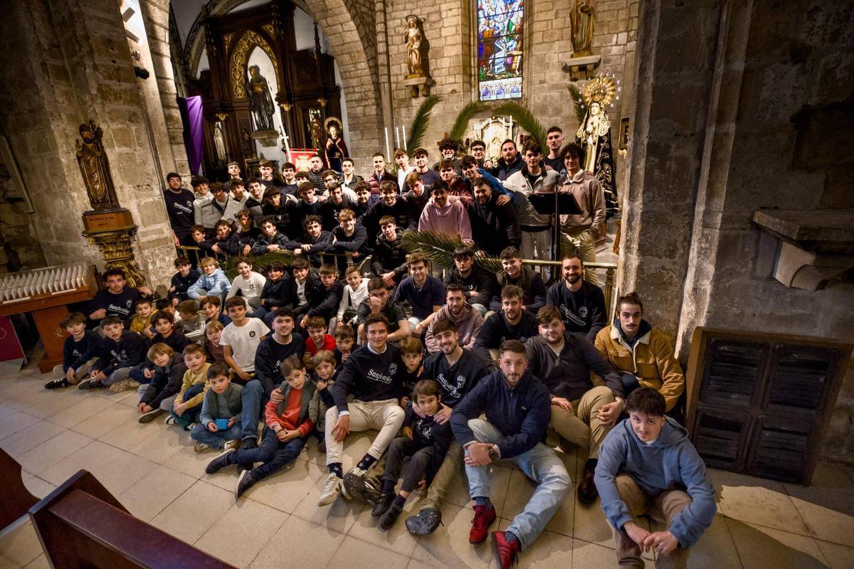 Cofrades de San Juan Evangelista, en la iglesia de San Nicolás de Bari.