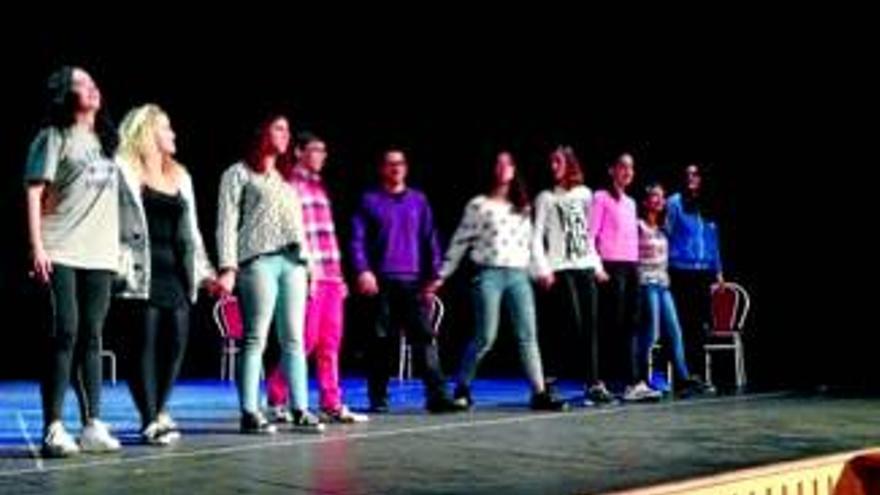 Estudiantes se unen para montar una obra teatral