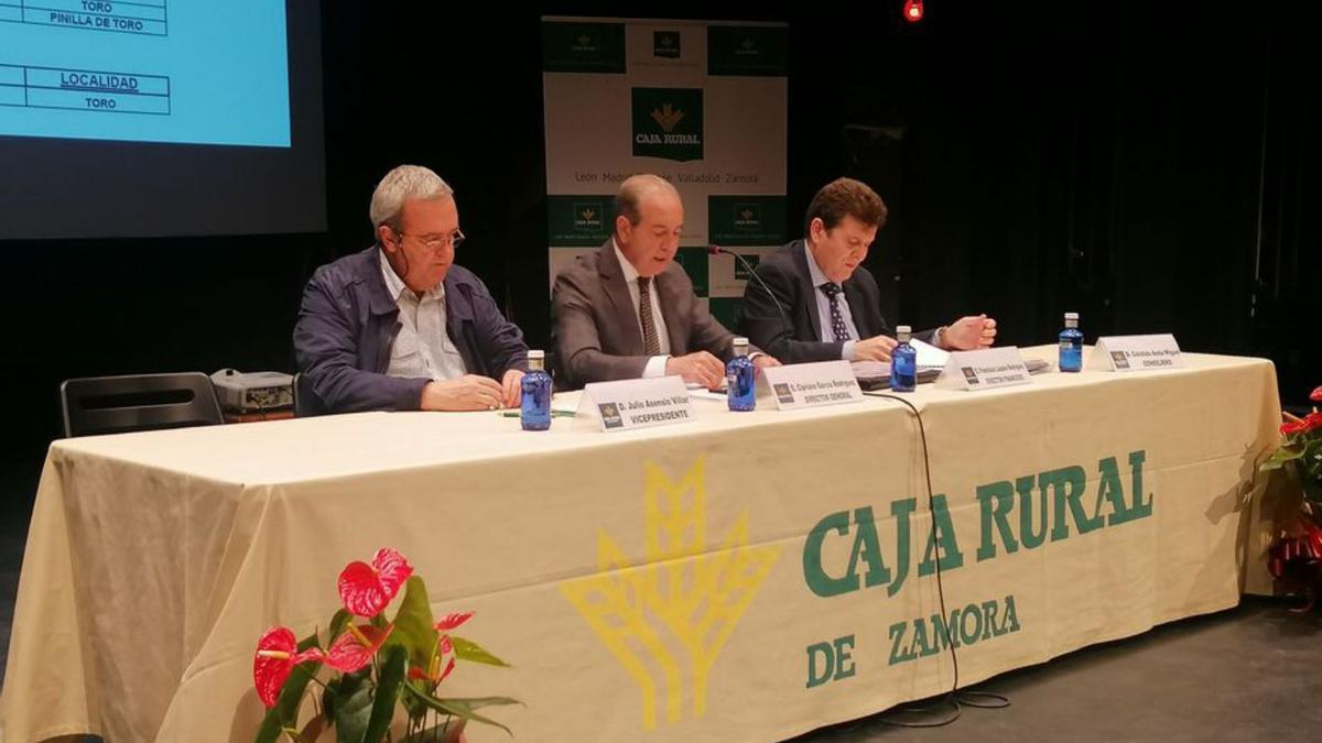 García (centro) con miembros de la entidad, en la junta preparatoria de Toro | M. J. C.