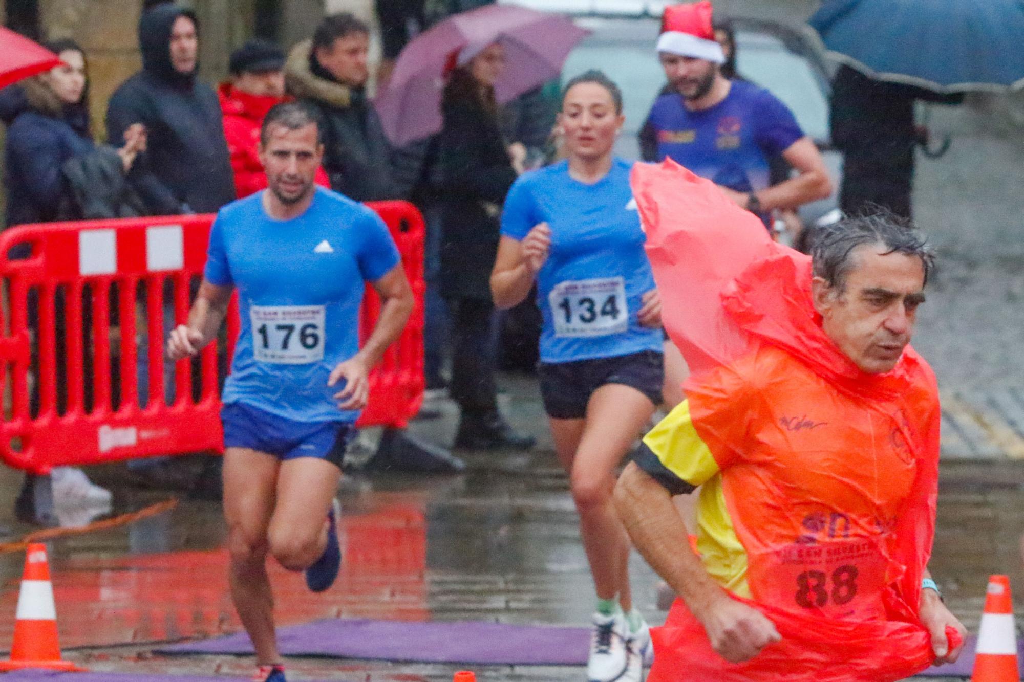 Más de 200 valientes hacen posible la recuperación de la San Silvestre de Cambados