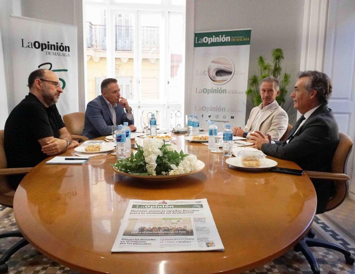 Los especialistas inmobiliarios, en un momento del desayuno. | ÁLEX ZEA.