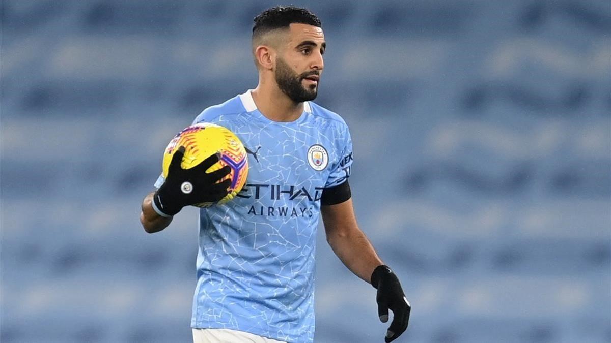 Mahrez, con el balón, tras marcar un hat trick.