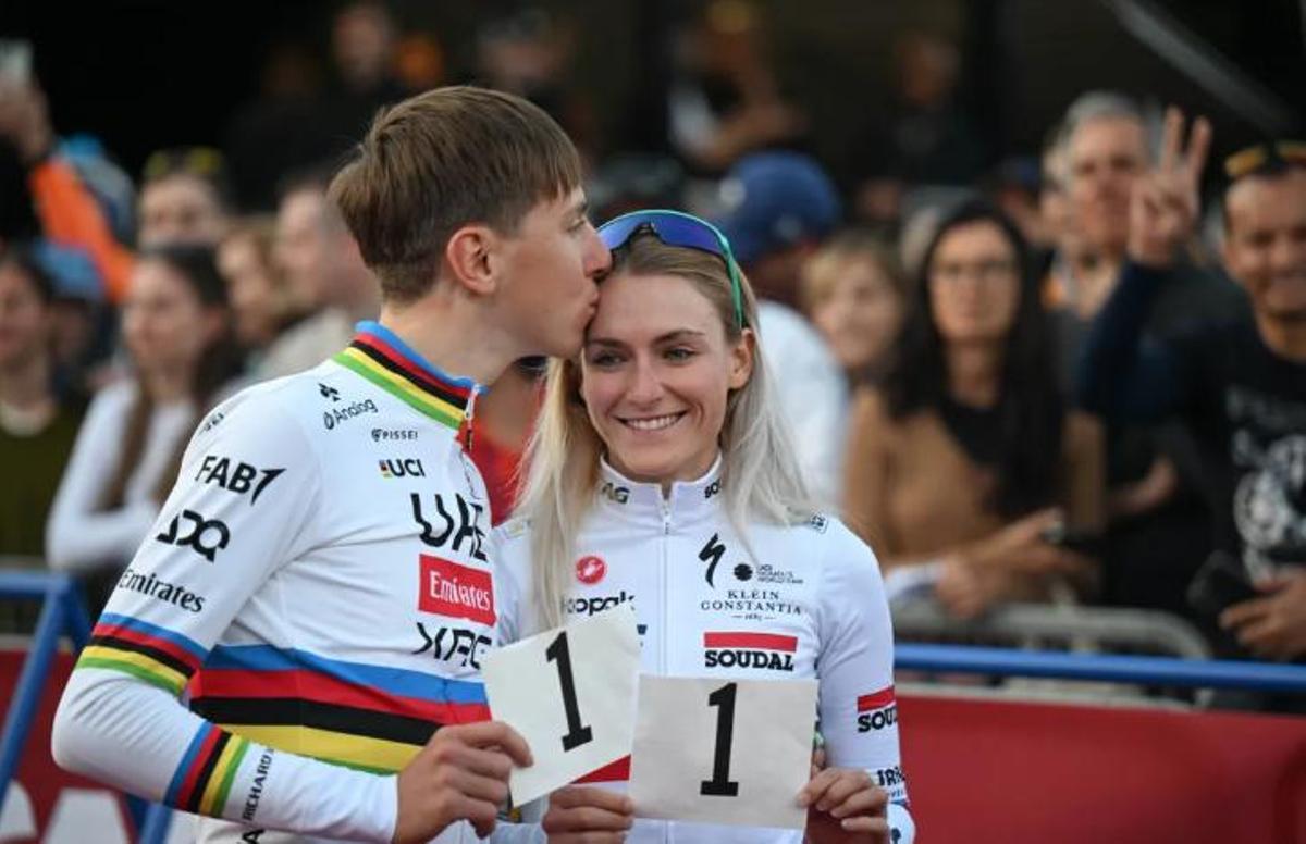 Pogacar y su pareja, en una competición en 2025