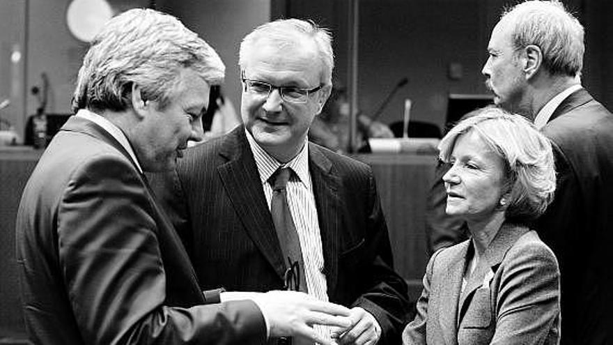 El comisario europeo de Asuntos Monetarios, Olli Rehn (centro), con los ministros de Finanzas de Bélgica, Didier Reynders, y de España, Elena Salgado, ayer, durante la cumbre del Ecofin en Bruselas.