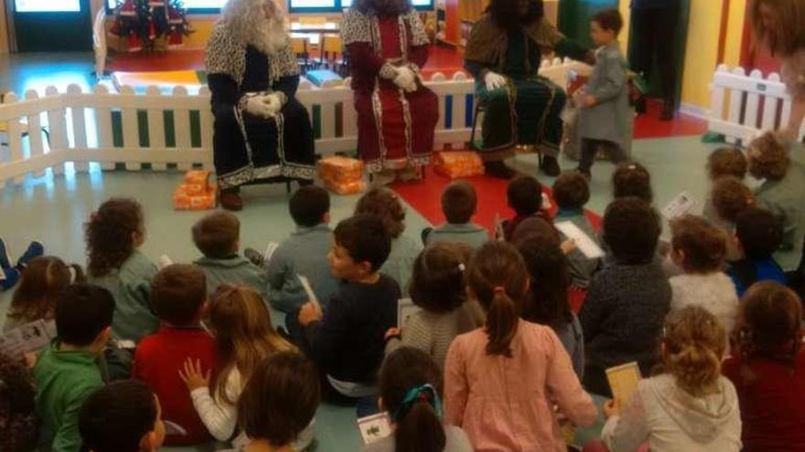 Los Reyes Magos entregan un regalo por clase a los escolares de Bergondo