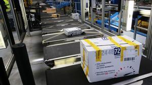 Paquete en una cinta de distribución de Correos en la Zona Franca de Barcelona.