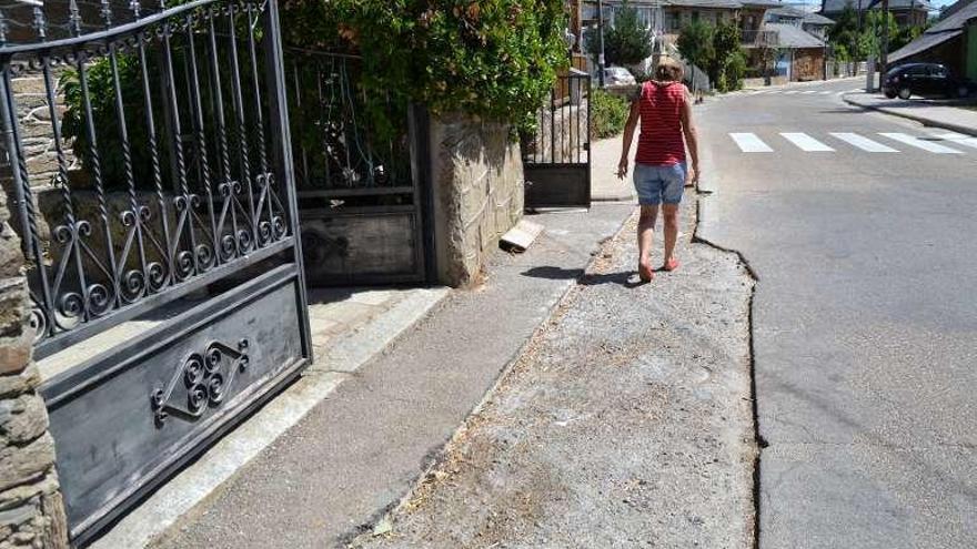 Estado que presenta el asfalto a la entrada de las viviendas.