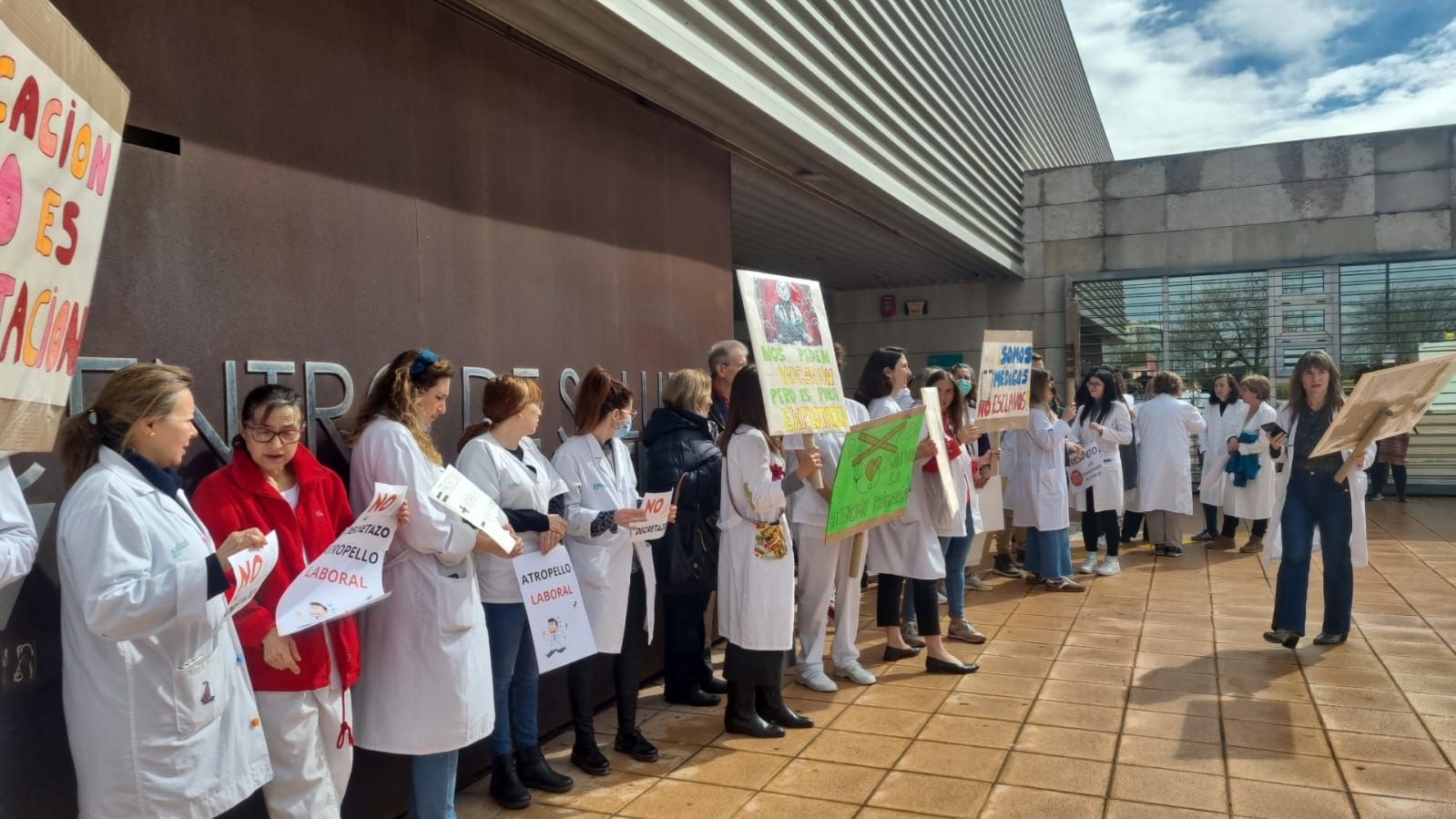 En imágenes | Protesta en los centros de salud de Zaragoza: "Menos consejeros y más compañeros"