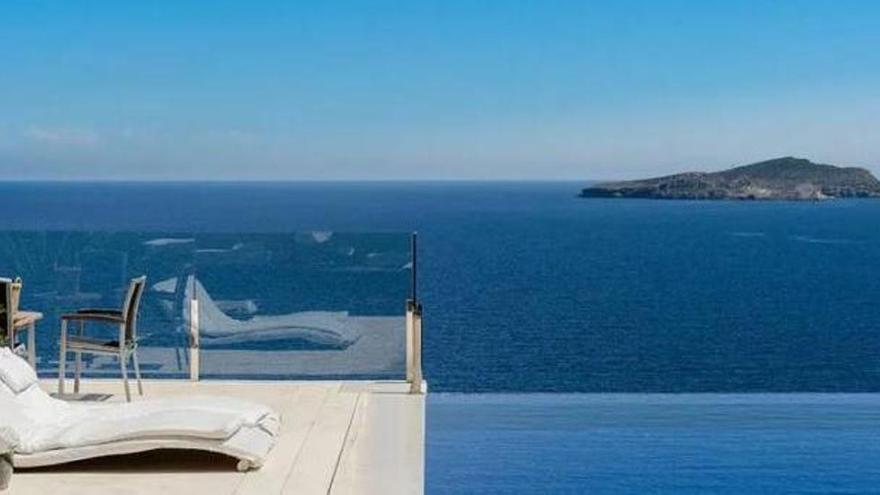 Alquiler turístico en Ibiza: Piscina rica, piscina pobre