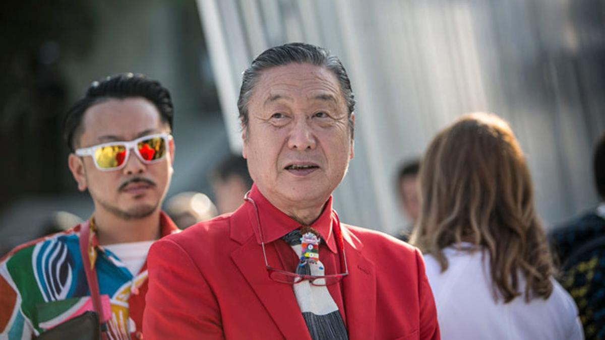 El diseñador japonés Kansai Yamamoto asiste al desfile de Louis Vuitton