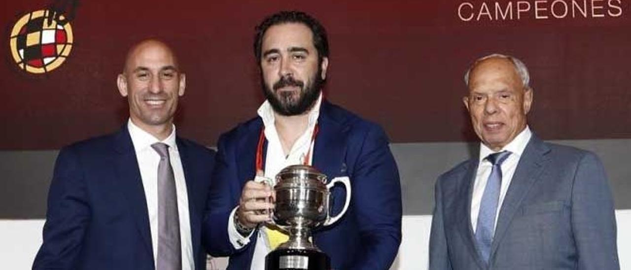 Luis Rubiales y Víctor de Aldama, con el trofeo de campeones de Liga 18-19. | LOZ
