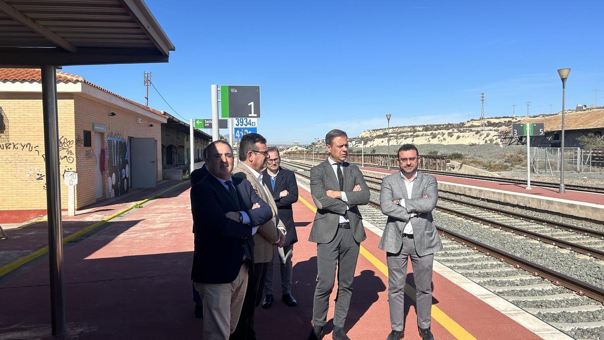 Ortuño visita la estación ferroviaria de Cieza.