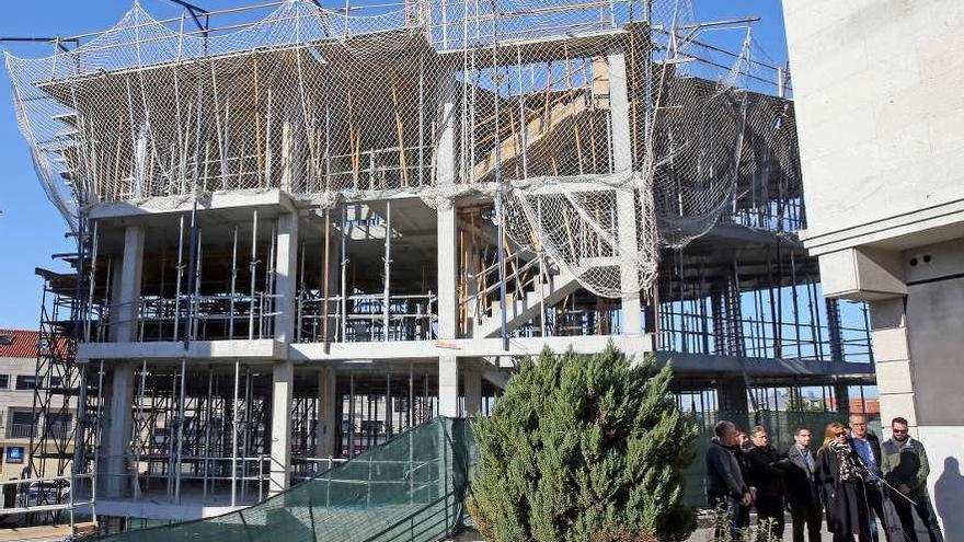 La obra de la biblioteca, durante la visita oficial de la presidenta de la Diputación, ayer. // Marta G. Brea