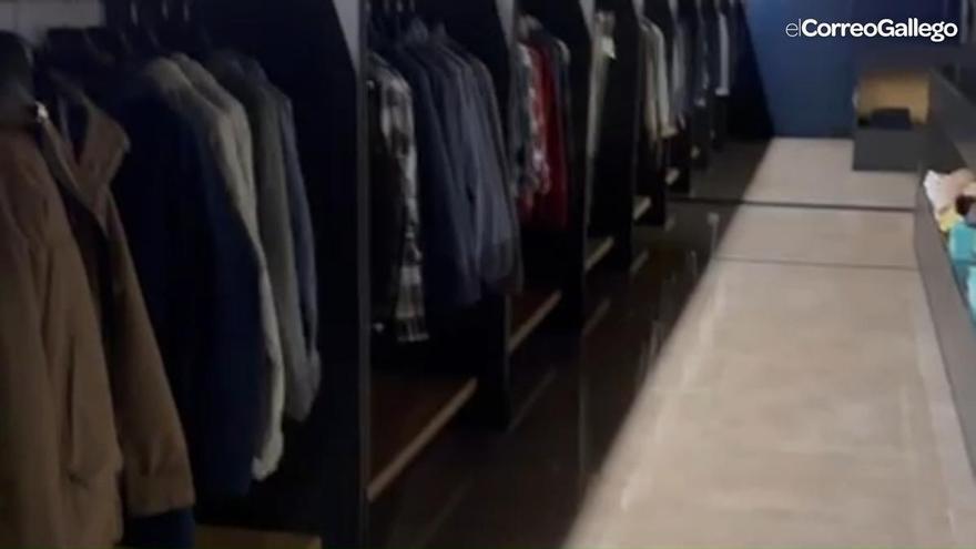 La rotura de una tubería inunda varios comercios en el centro de Santiago