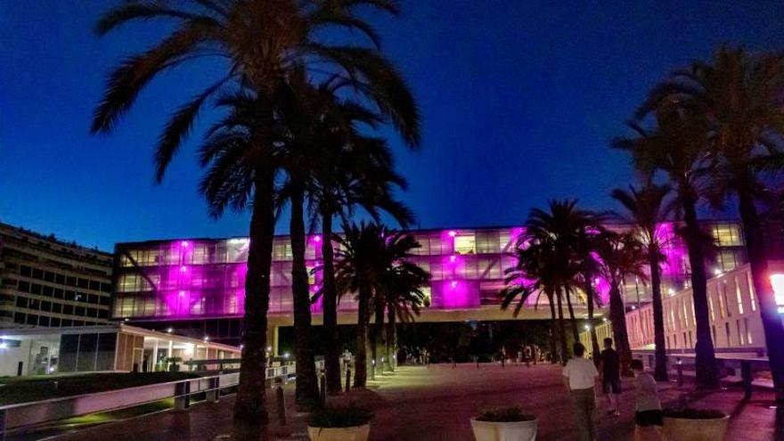 El Ayuntamiento de Benidorm, iluminado de rosa.