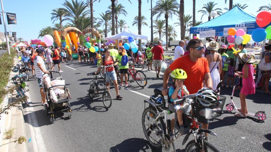 Cientos de personas participan en la Ciclovía Litoral