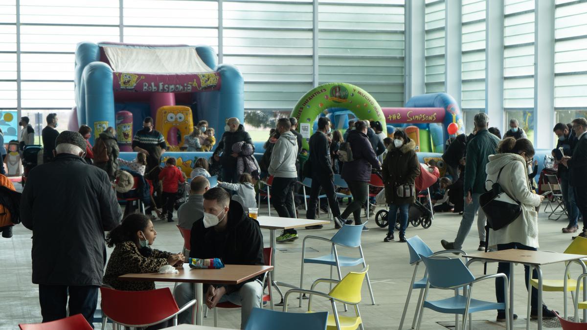 Numeroso público en la feria solidaria de Ifeza a favor de Autismo Zamora.