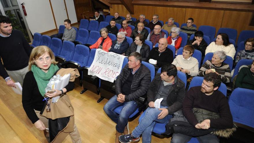 Los vecinos acudieron  al salón de plenos municipal  en su sesión de ayer.  | // BERNABÉ/JAVIER LALÍN