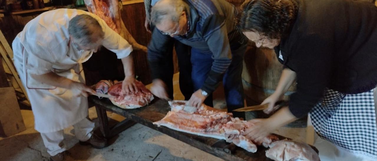 La preparación de la carne durante la matanza.