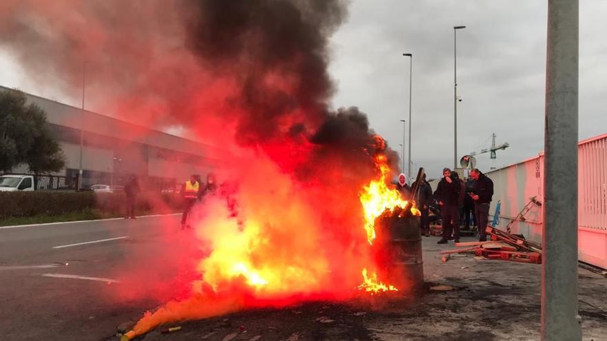 Otra imagen de la protesta de este lunes a las puertas de la fábrica de Nordex, en la Vall.