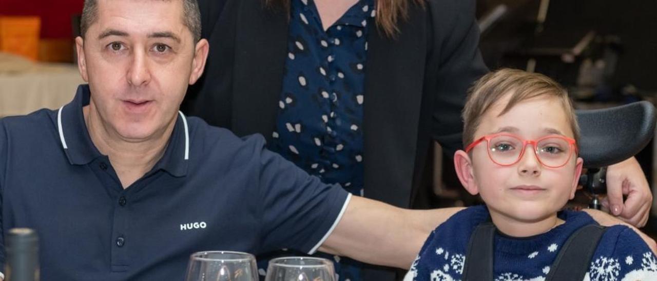 El pequeño Tiago, junto a su padre, en la pasada gala de GaliciAME, en Cambados.