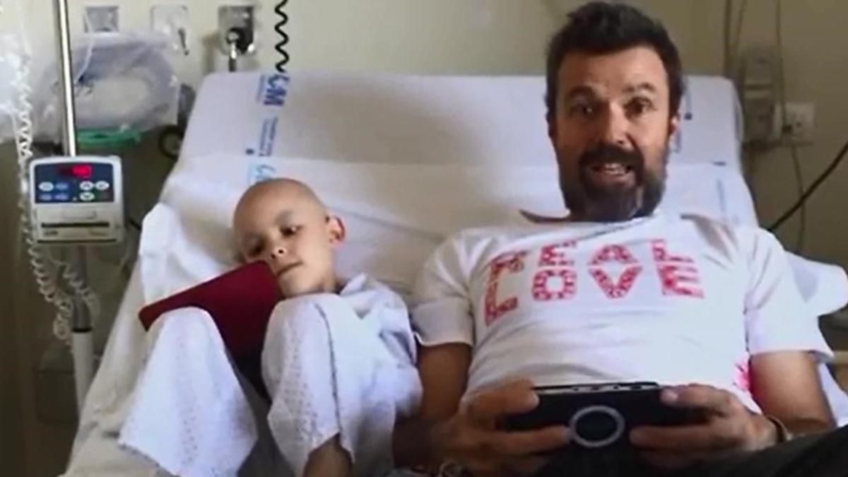 Pau Donés y la niña Idaira, en una reciente visita al hospital donde han protagonizado un vídeo para Juega Terapia.