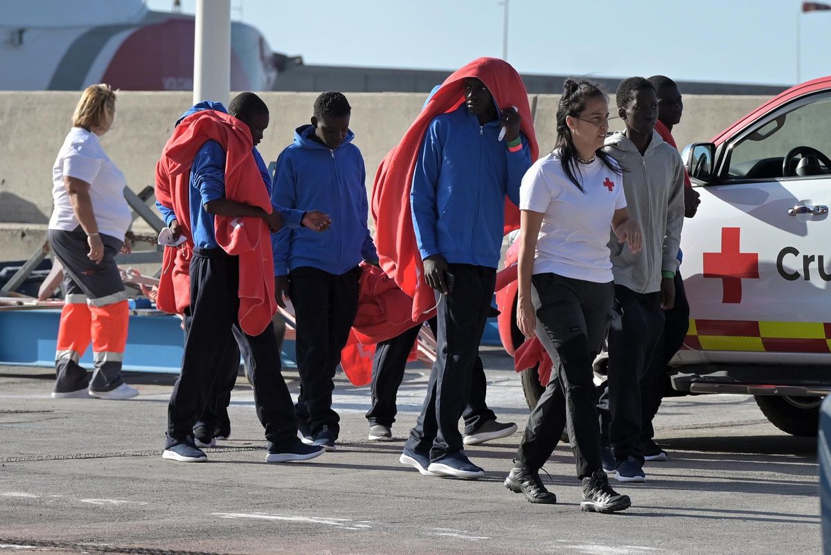 A canoe arrives in El Hierro with 37 people on board