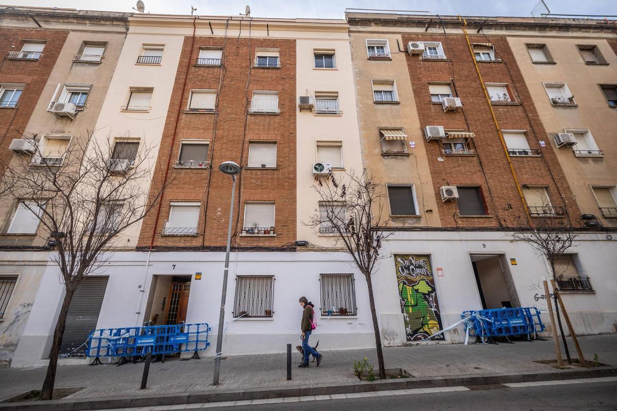 Aspecto de la fachada de los dos edificios que continúan desalojados un año después del derrumbe mortal en Badalona