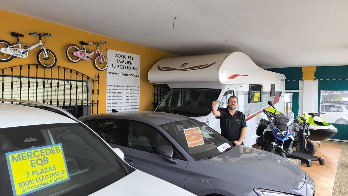 Juan Luis Cadena, encargado de La Venta El Paisano, posa con varios de los productos que se sortean en la cesta de Navidad de este año.
