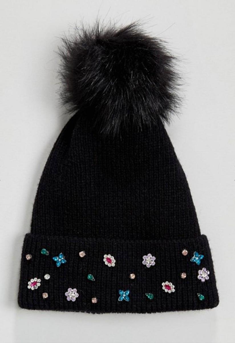 Gorro con pompón y adorno de flor de Johnny Loves Rosie (Precio: 40,99 euros)