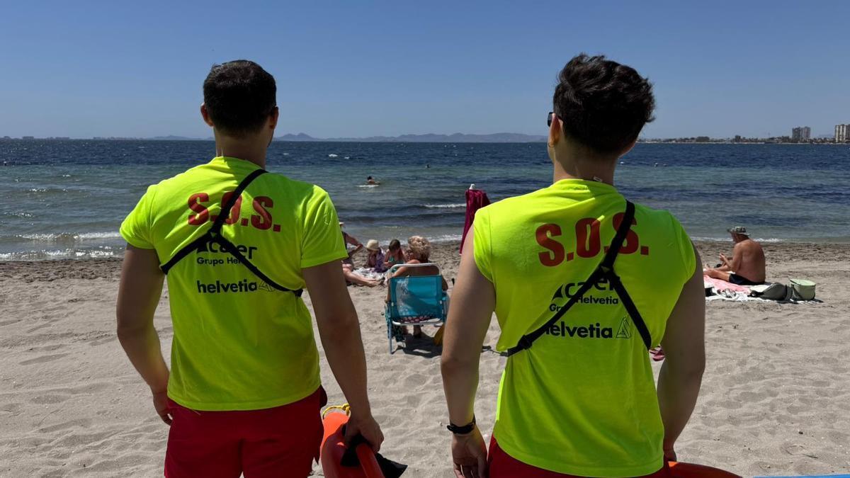 Imagen de recurso de dos socorristas en una playa de San Pedro del Pinatar.