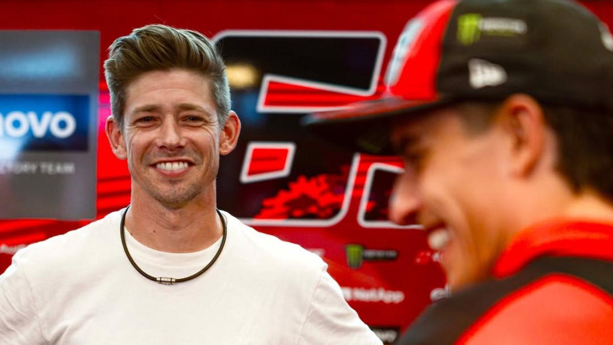 Casey Stoner, en el box de Ducati en una de las carreras de 2025