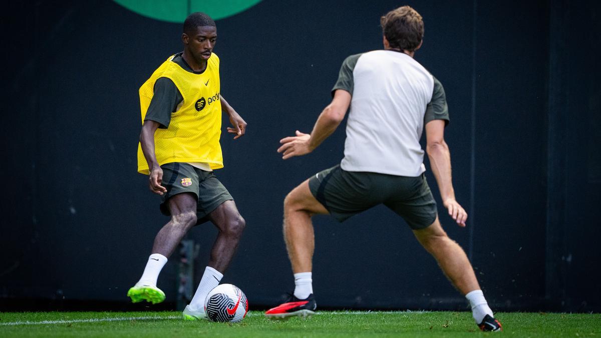 Dembélé, en acción, frente a Marcos Alonso.