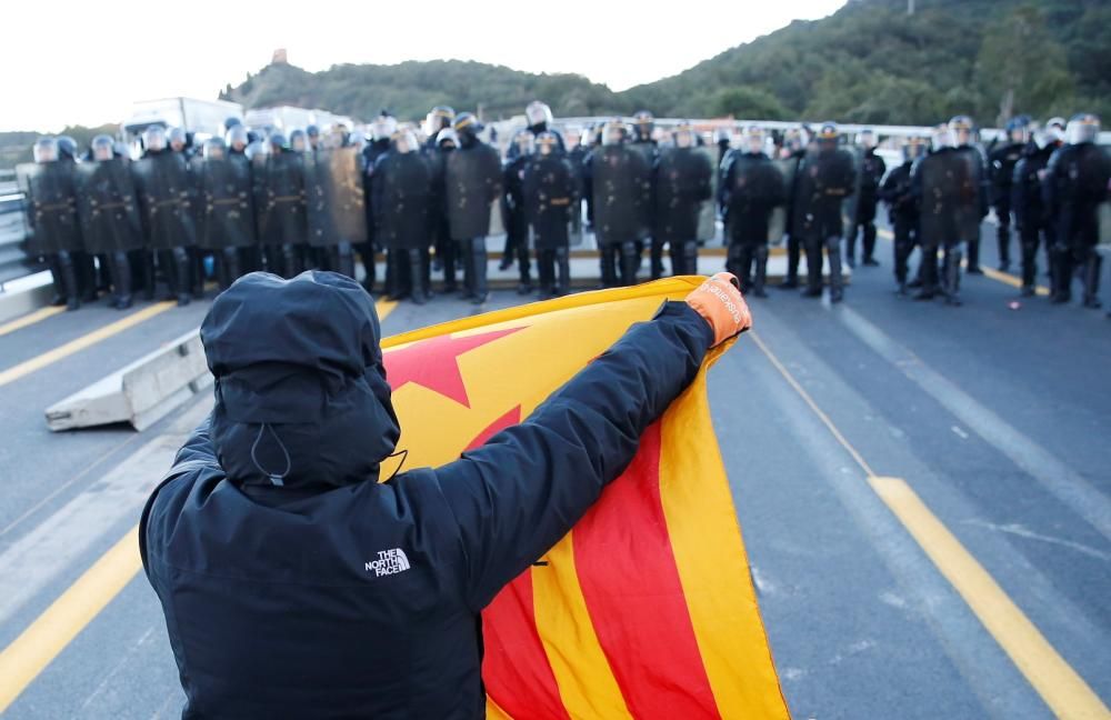 La Gendarmeria francesa retira els manifestants de