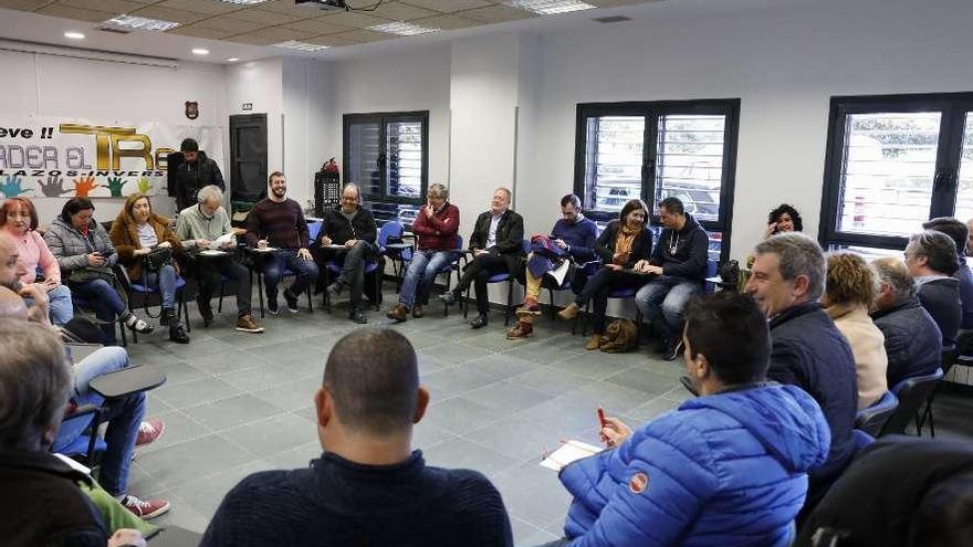 La reunión de ayer, con representantes vecinales y políticos.