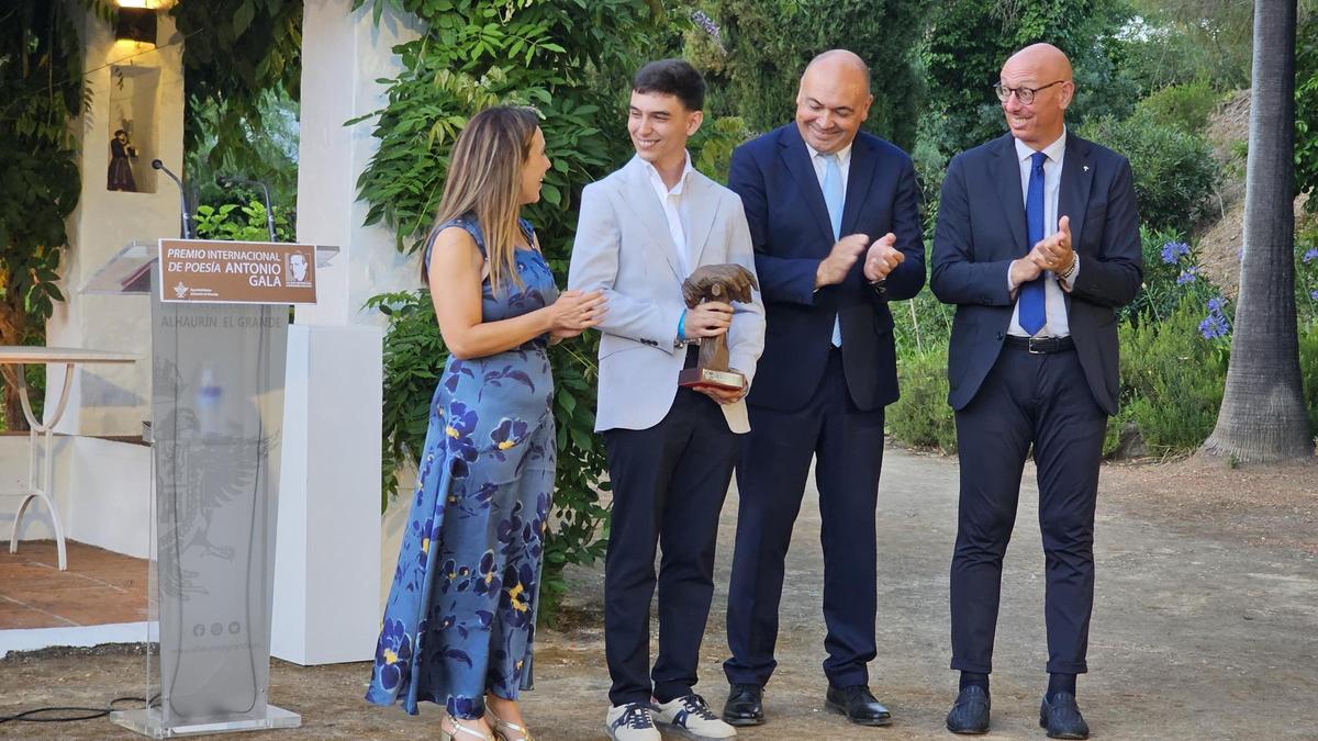 Iker Andrés Escudero recibiendo el XX Premio Internacional de Poesía Antonio Gala