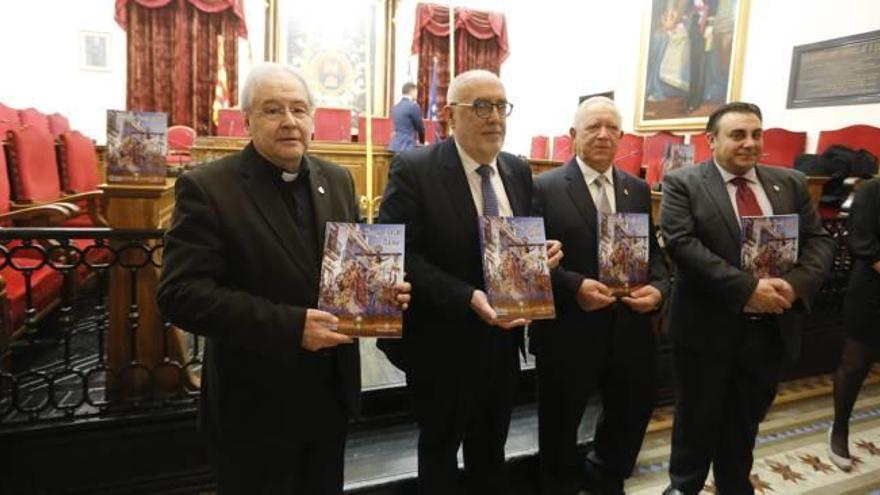 Representantes de la Semana Santa, Ayuntamiento y Gestora de Festejos Populares, en el Salón de Plenos.