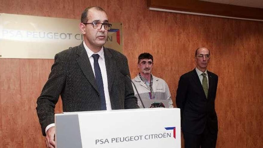 El director de PSA, Frédéric Puech, y, al fondo, el conselleiro Almuiña.