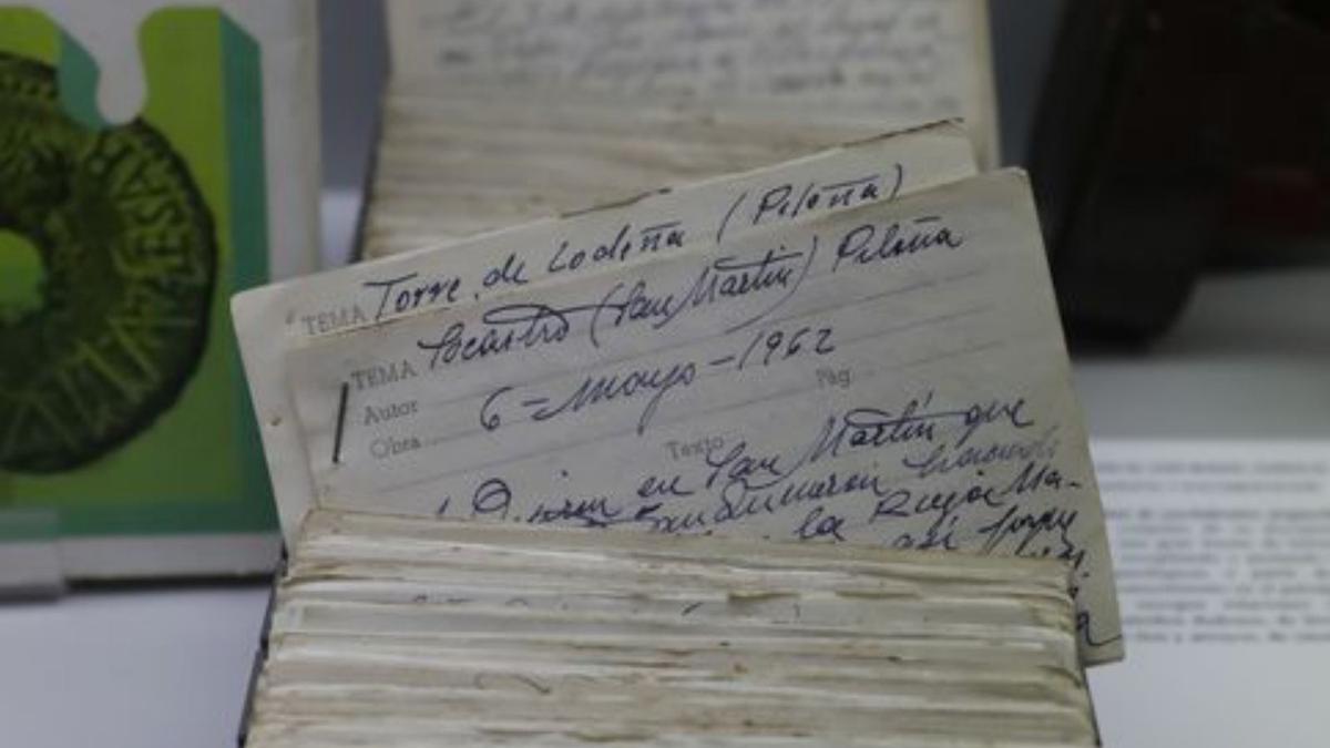 Fichas escritas a mano por José Manuel González. 