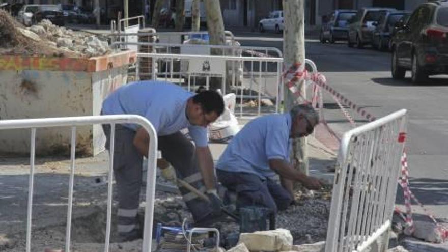 Reparación de aceras en la calle Mestre Ribera Montes y asfaltado de la calzada en Mitja Volta.