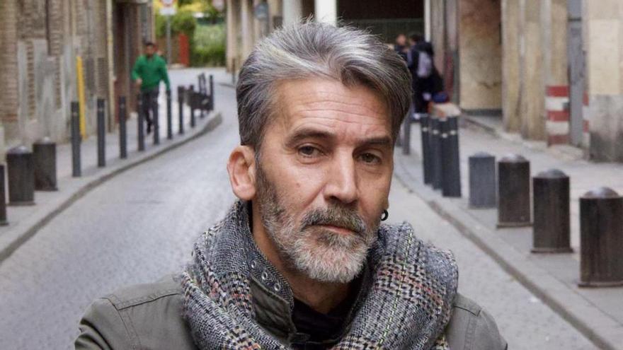Germán Echevarría, sentado en una calle de Murcia. | JUAN CARLOS CAVAL