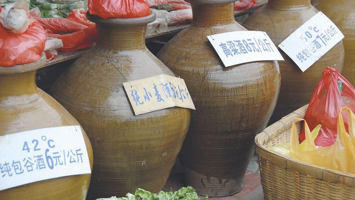 El Baijiu se macera en grandes tinajas de barro.