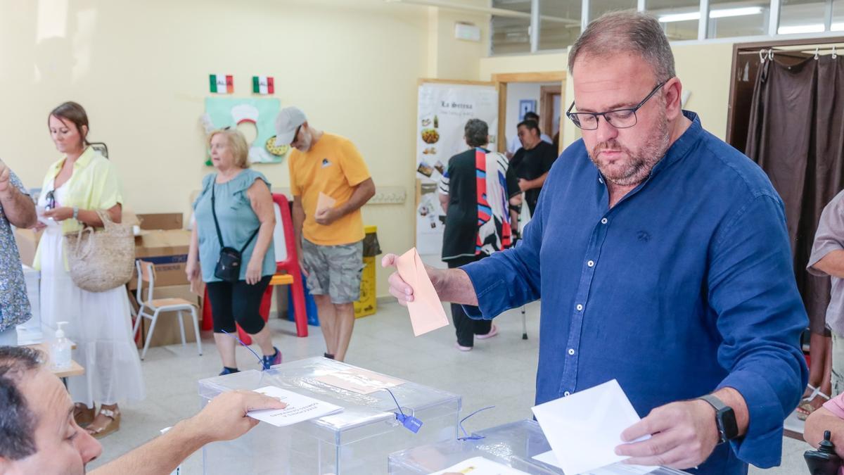 Antonio Rodríguez Osuna votando ayer en las elecciones generales del 23J.