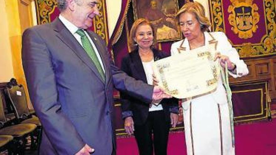 Gotor entrega el diploma a Manuela Cabero, ante M.ª Antonia F. Felgueroso.